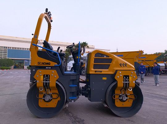 Каток тандемный XCMG XD140
